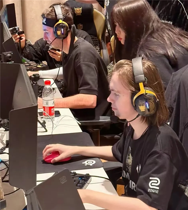 Theshy老头杯赛前群访：没什么压力，有信心夺冠