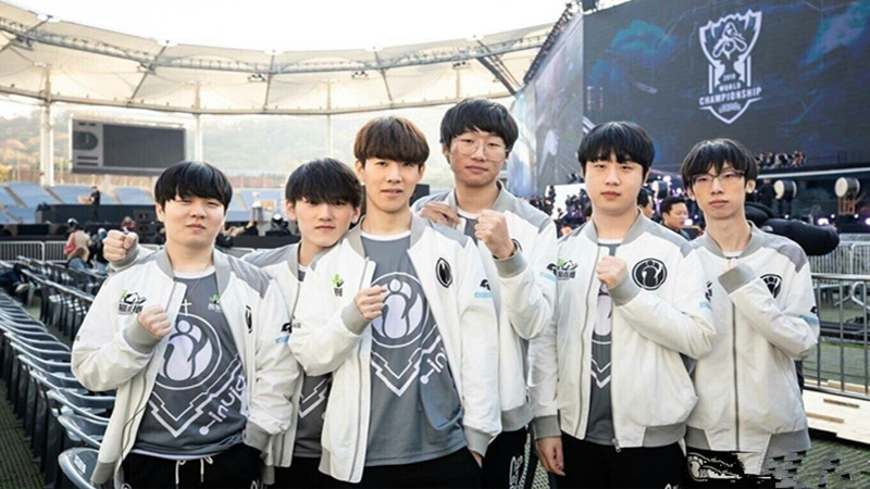 TheShy 和 369 的德莱文在1级交战！他们都死了，但最终 369 获胜了！