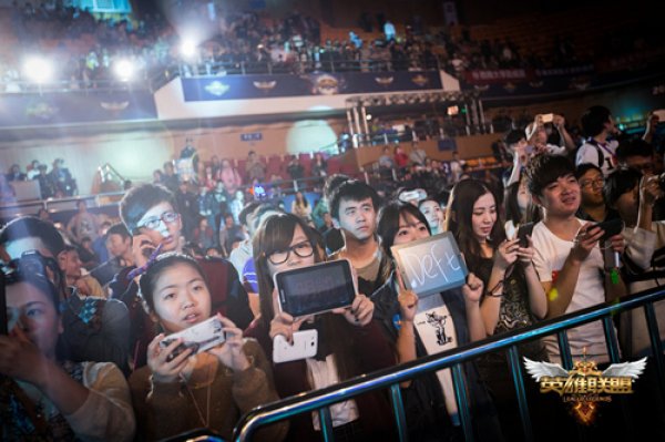 徐秀在炫耀！ ShowMaker Ahri 11-0 Youlong Super God Dplus KIA 以三波团灭赢得了第一场比赛