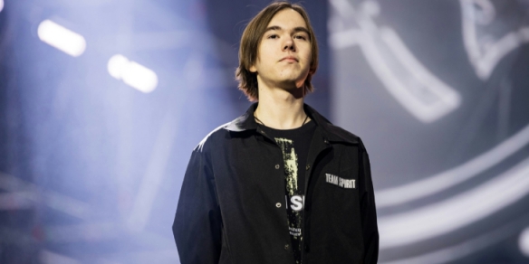 今日，LCS赛区的FLY战队官宣了前KT中单选手VicLa的加入，在2022LCK夏季赛VicLa获得了年度最佳新秀的荣誉。